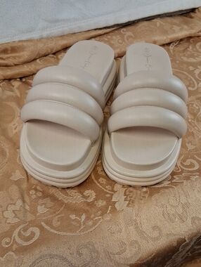 Jessica Carlyle Padded Triple-Strap Slide Platform Mules in Cream Size 9